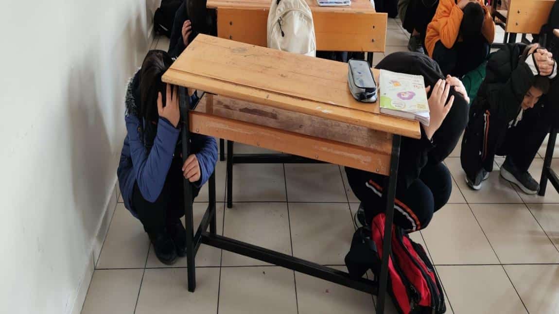 Okulumuzda Deprem Tahliye Tatbikatı Gerçekleştirildi